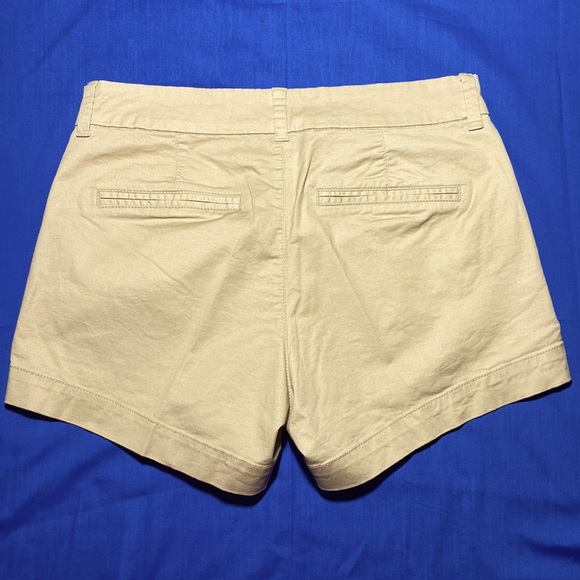 OLD NAVY Everyday Short. Mid Rise. Size 4 in Khaki Tan. Never Worn. - Picture 2 of 9